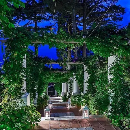 Amazing In This Incredible Place * Capri